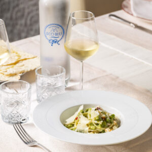 Linguine dello Chef in bianco con Calamari, Gamberi, Asparagi e Scaglie di Pecorino semi-stagionato