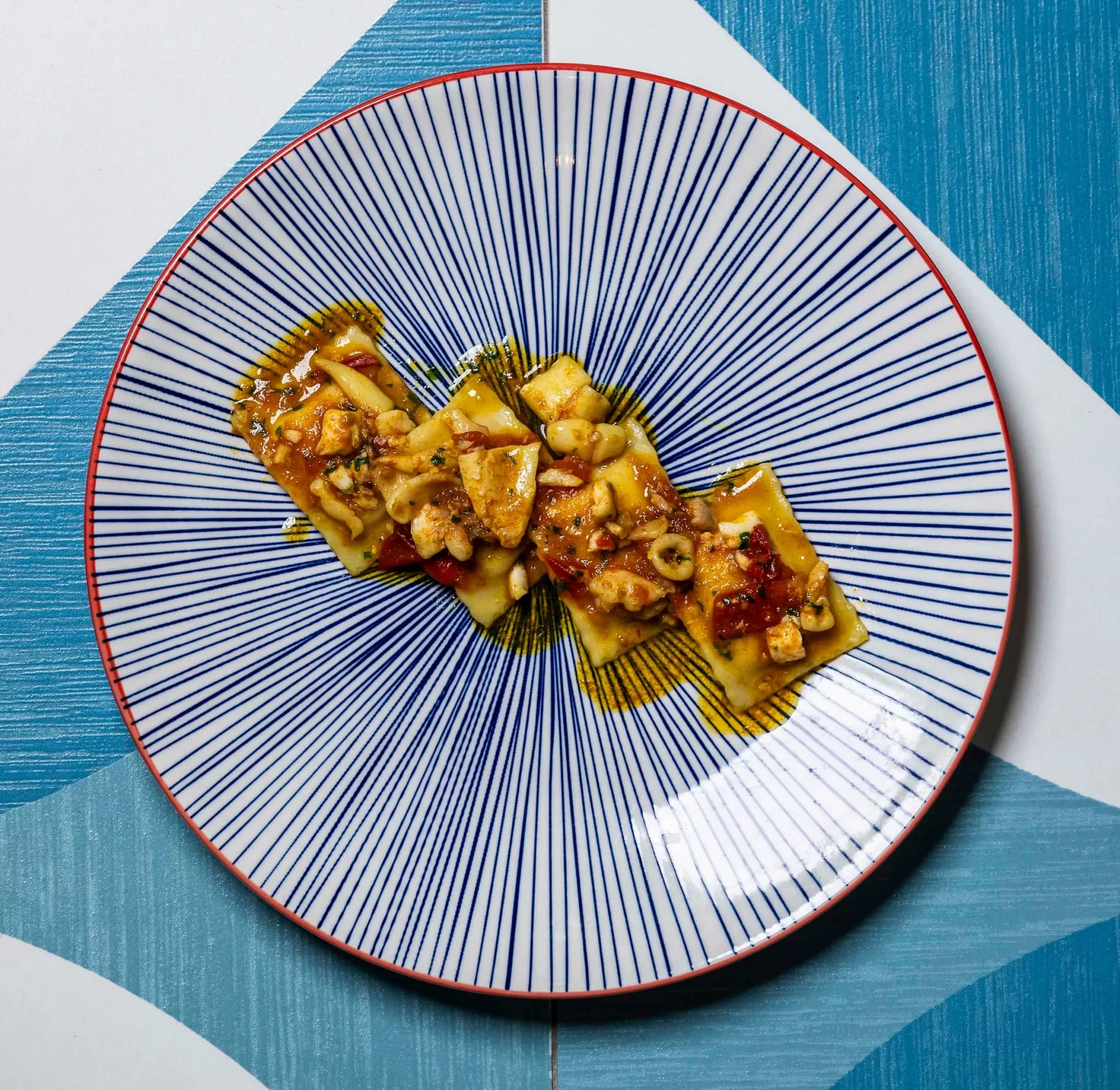 Ravioli di Ricotta e Limone con Pomodoro fresco, Pesce bianco, Calamari e Gamberi