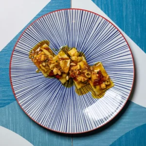 Ravioli di Ricotta e Limone con Pomodoro fresco, Pesce bianco, Calamari e Gamberi